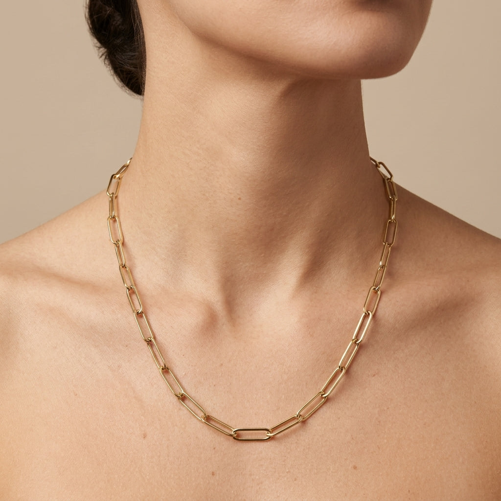 Chaîne maille trombone en or jaune 18k - bijou porté par une mannequin
