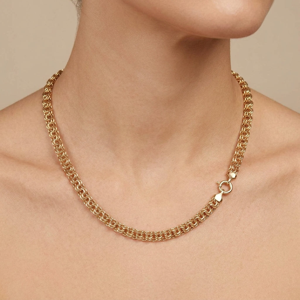 Chaîne maille bismarck en or jaune 18k - bijou porté par une mannequin