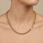 Chaîne maille bismarck en or jaune 18k - bijou porté par une mannequin
