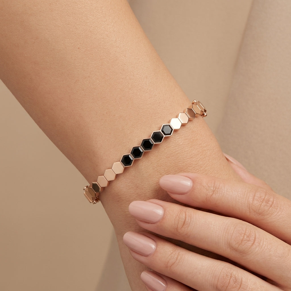 Bracelet jonc en or rose 18k pastilles rondes, pierres noires - bijou porté par une mannequin