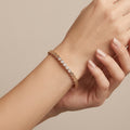 Bracelet jonc en or rose 18k pastilles serties de pierres - bijou porté par une mannequin
