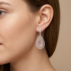 Boucles d'oreilles pendantes gouttes quartz rose en or blanc 18k serties de pierres - bijou porté par une mannequin