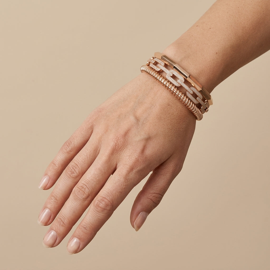 Bracelet manchette trois rangs en or rose 18k pavé de pierres - bijou porté par une mannequin