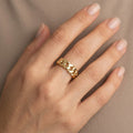 Bague anneau large maille cubaine en or jaune 18k - bijou porté par une mannequin