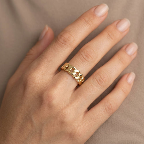 Bague anneau large maille cubaine en or jaune 18k - bijou porté par une mannequin