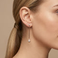 Boucles d'oreilles pendantes tiges en or rose 18k gouttes serties - bijou porté par une mannequin
