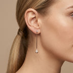Boucles d'oreilles pendantes tiges en or rose 18k gouttes serties - bijou porté par une mannequin