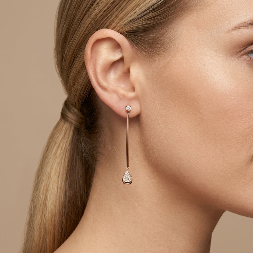 Boucles d'oreilles pendantes tiges en or rose 18k gouttes serties - bijou porté par une mannequin