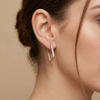 Boucles d'oreilles créoles carrées en or rose 18k serties de pierres - bijou porté par une mannequin