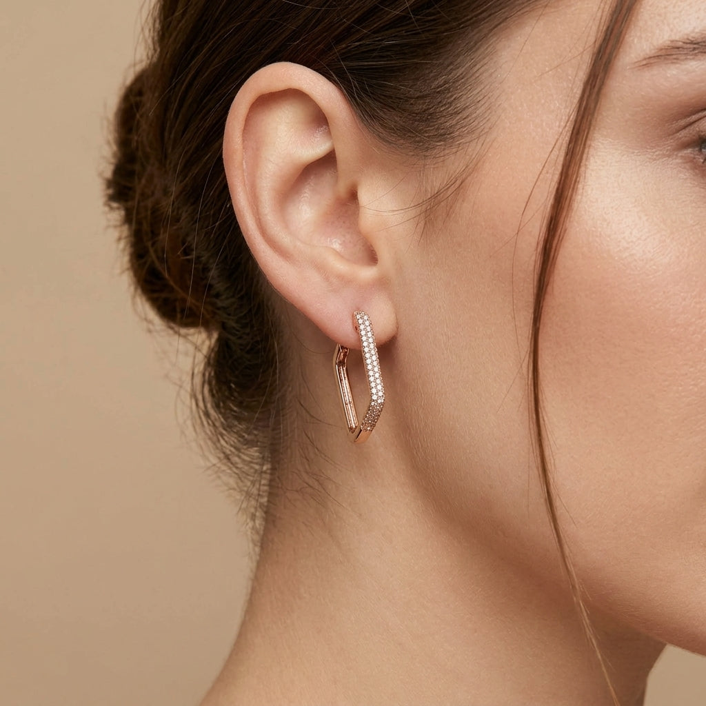 Boucles d'oreilles créoles carrées en or rose 18k serties de pierres - bijou porté par une mannequin