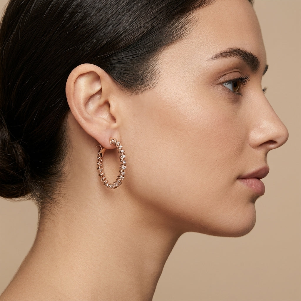 Boucles d'oreilles créoles en or rose 18k serties de pierres, motif torsadé - bijou porté par une mannequin