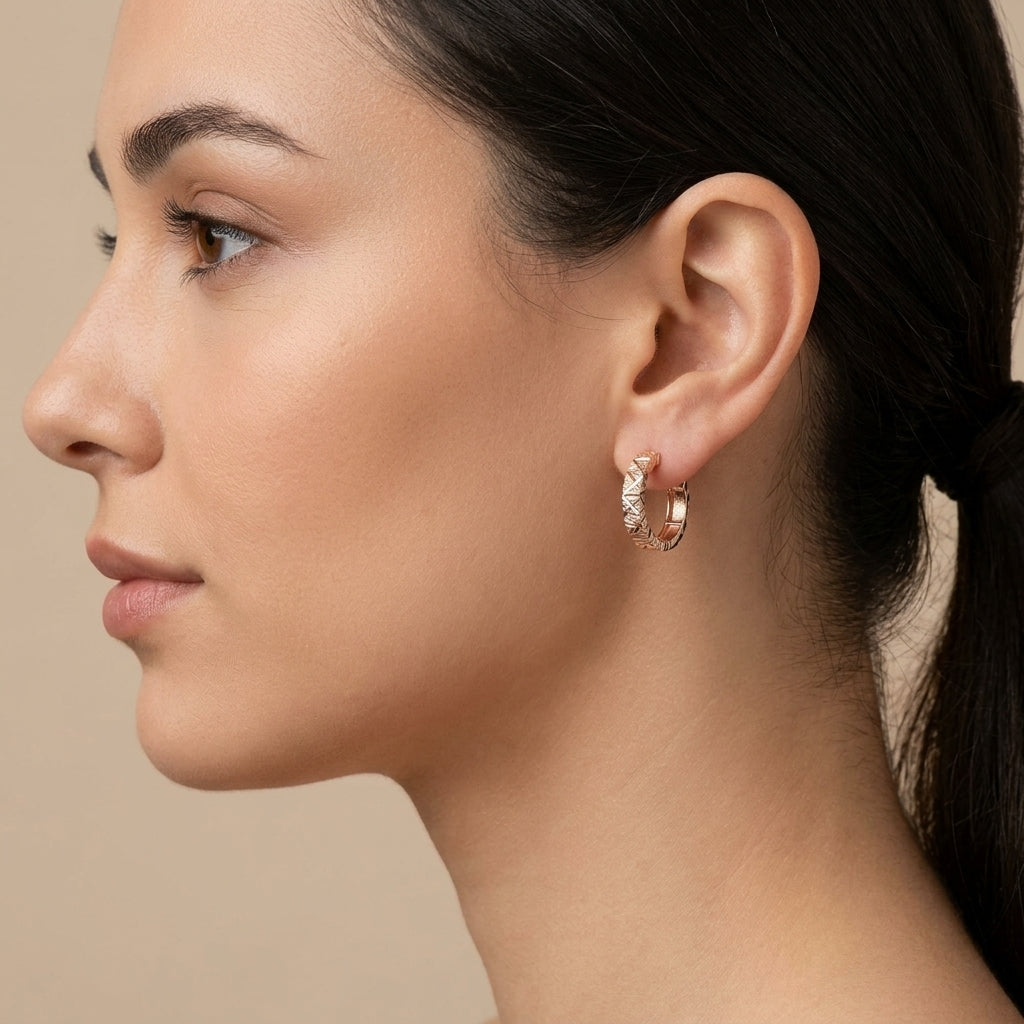 Boucles d'oreilles mini créoles ciselées en or rose 18k - bijou porté par une mannequin