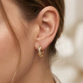 Boucles d'oreilles mini créoles en or rose 18k serties de pierres - bijou porté par une mannequin