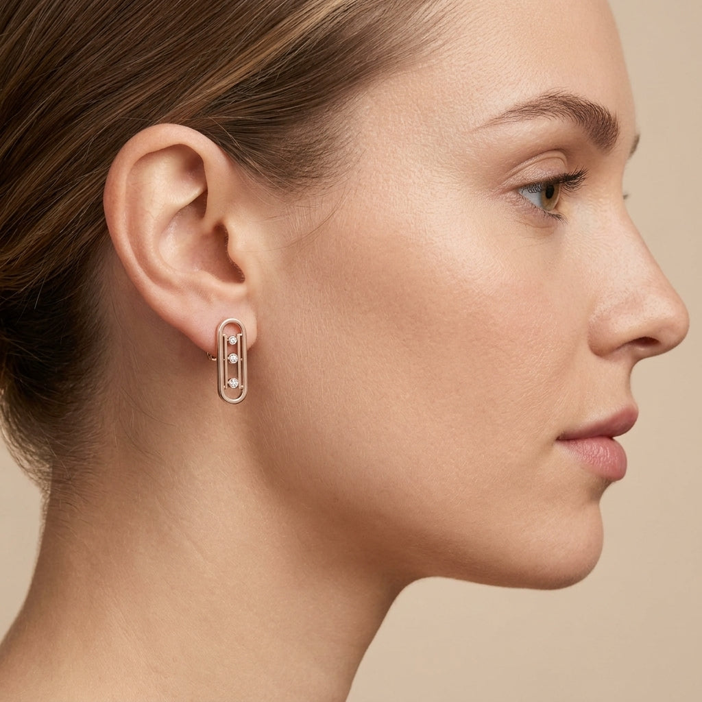 Boucles d'oreilles ovales en or rose 18k sertis, pierres mobiles - bijou porté par une mannequin
