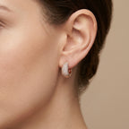 Boucles d'oreilles mini créoles bombées en or rose 18k pavées de pierres - bijou porté par une mannequin