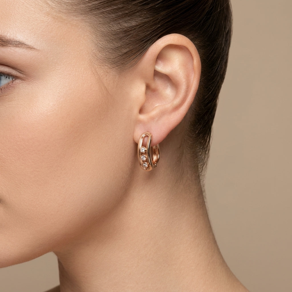Boucles d'oreilles mini créoles larges en or rose 18k serties de pierres - bijou porté par une mannequin
