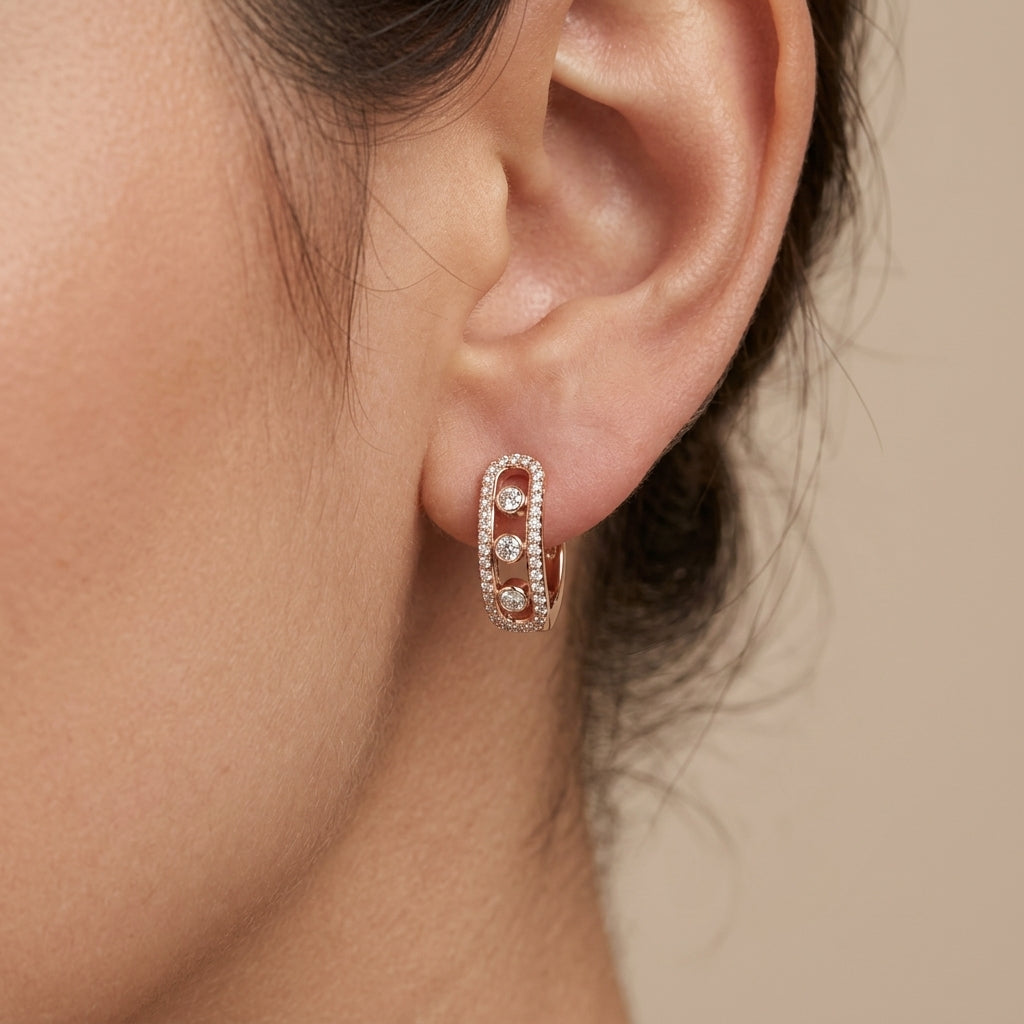 Boucles d'oreilles mini créoles en or rose 18k serties de pierres - bijou porté par une mannequin