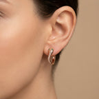 Boucles d'oreilles mini créoles serpent en or rose 18k serties de pierres - bijou porté par une mannequin