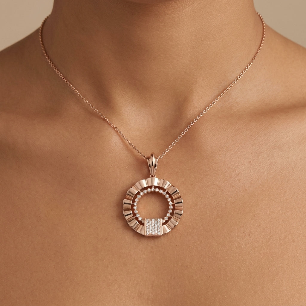 Pendentif cercle strié en or rose 18k carré pavé de pierres - bijou porté par une mannequin