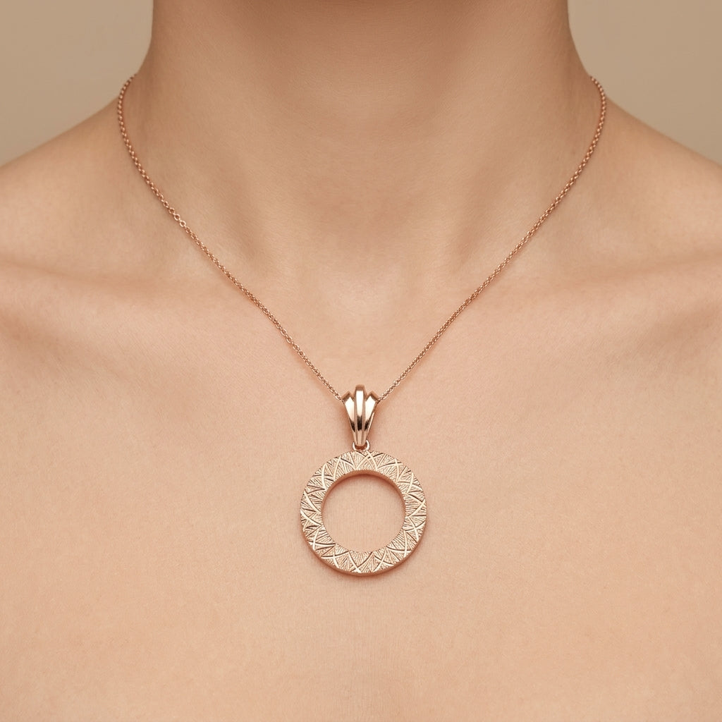 Pendentif cercle strié en or rose 18k - bijou porté par une mannequin