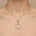 Pendentif cercle strié en or rose 18k - bijou porté par une mannequin