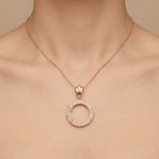 Pendentif cercle strié en or rose 18k - bijou porté par une mannequin