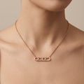 Collier en or rose 18k pendentif barrette sertie, pierres mobiles - bijou porté par une mannequin