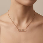 Collier en or rose 18k pendentif barrette sertie, pierres mobiles - bijou porté par une mannequin