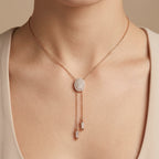 Collier cravate en or rose 18k ovale pavé, pampilles - bijou porté par une mannequin