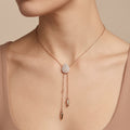 Collier cravate en or rose 18k goutte pavée, pampilles - bijou porté par une mannequin
