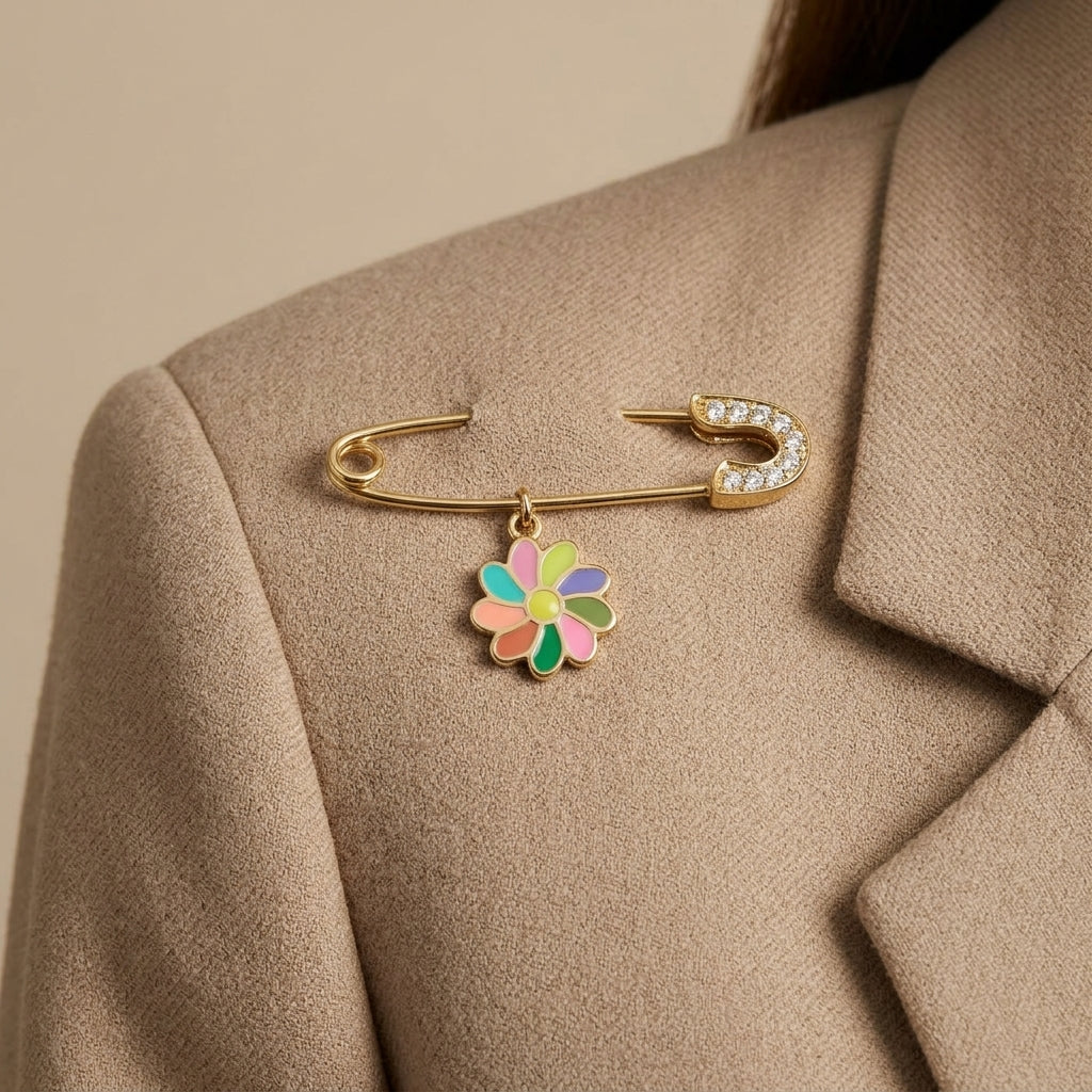 Broche bébé épingle en or jaune 18k fleur émaillée multicolore - bijou porté par une mannequin