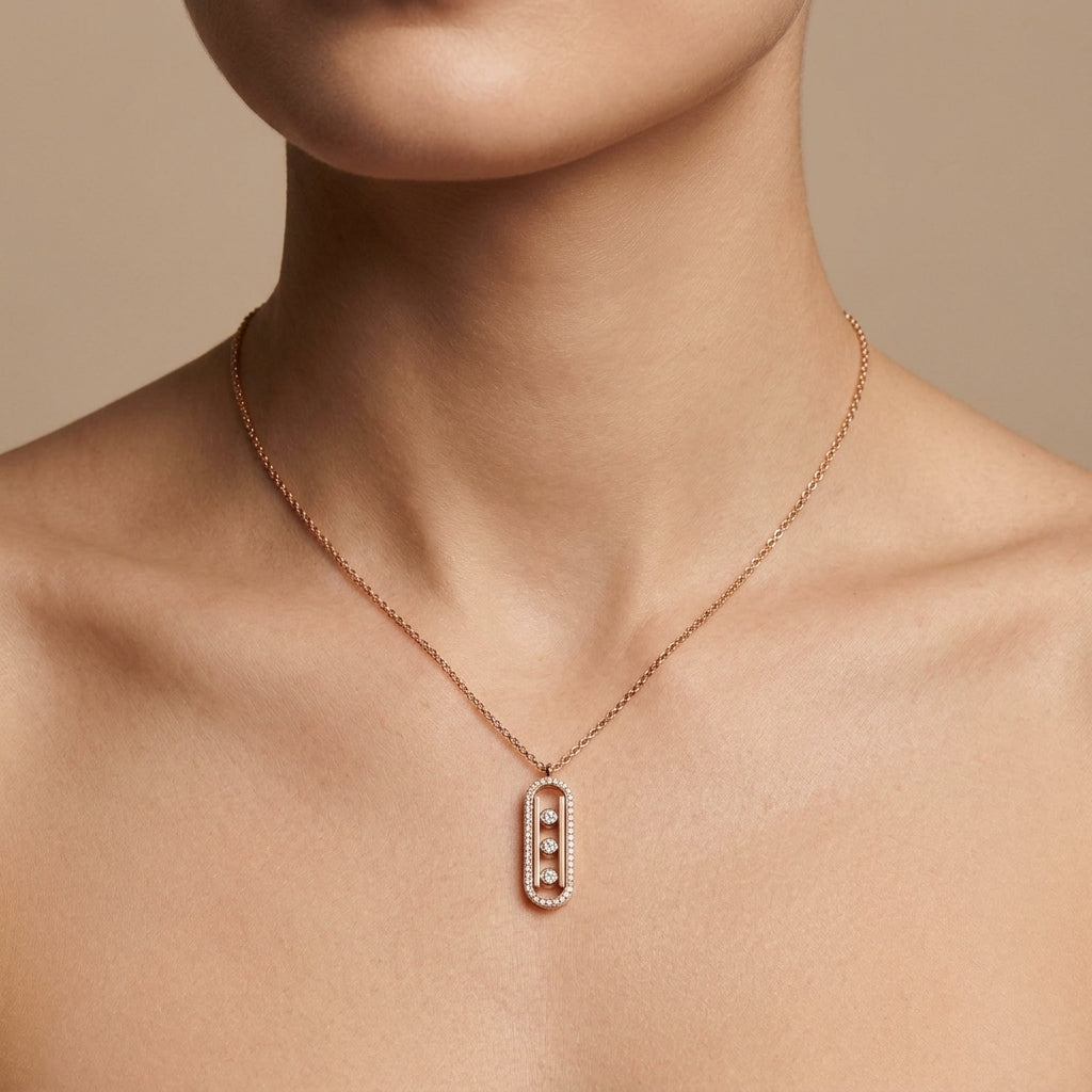 Collier en or rose 18k pendentif ovale allongé serti, pierres mobiles - bijou porté par une mannequin