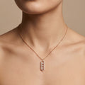 Collier en or rose 18k pendentif ovale allongé serti, pierres mobiles - bijou porté par une mannequin