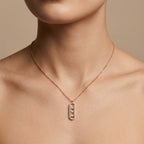 Collier en or rose 18k pendentif ovale allongé serti, pierres mobiles - bijou porté par une mannequin