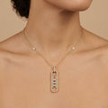 Collier en or jaune 18k pendentif ovale allongé serti, pierres mobiles - bijou porté par une mannequin