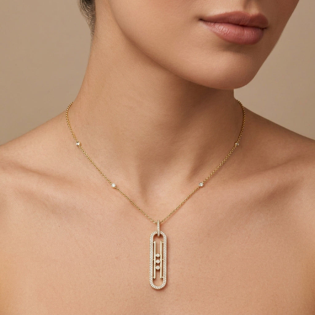 Collier en or jaune 18k pendentif ovale allongé pavé, pierres mobiles - bijou porté par une mannequin