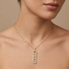 Collier en or jaune 18k pendentif ovale allongé pavé, pierres mobiles - bijou porté par une mannequin