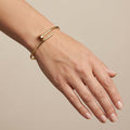 Bracelet jonc clou en or jaune 18k - bijou porté par une mannequin