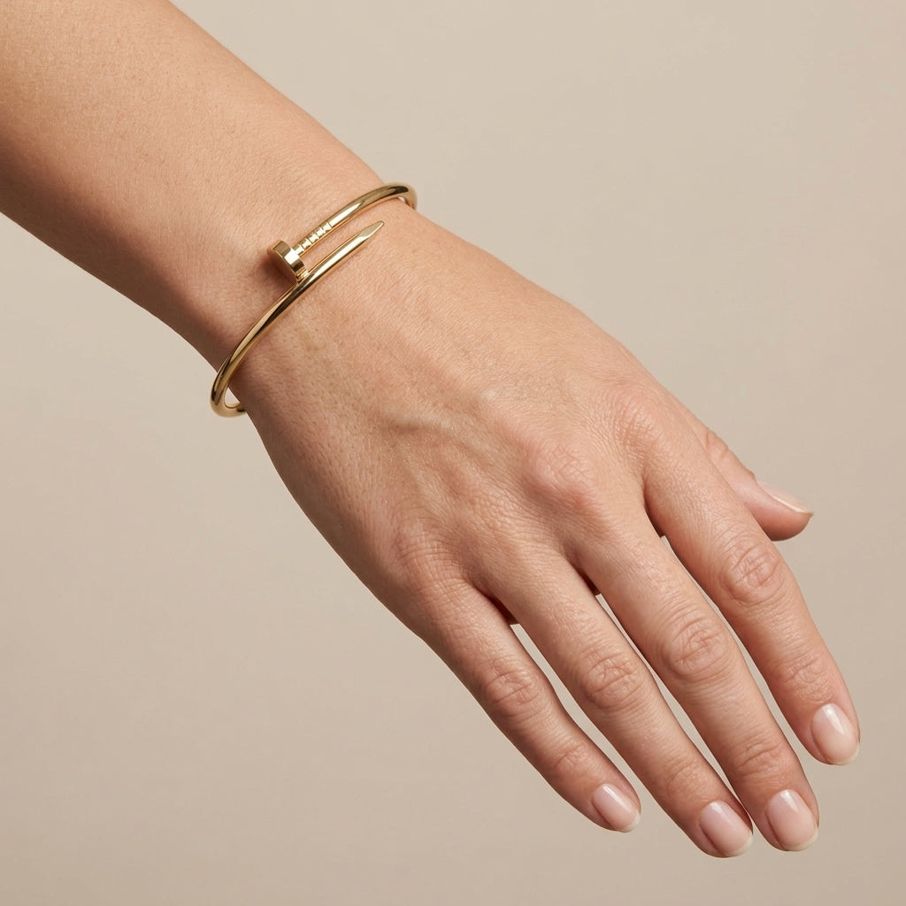 Bracelet jonc clou en or jaune 18k - bijou porté par une mannequin