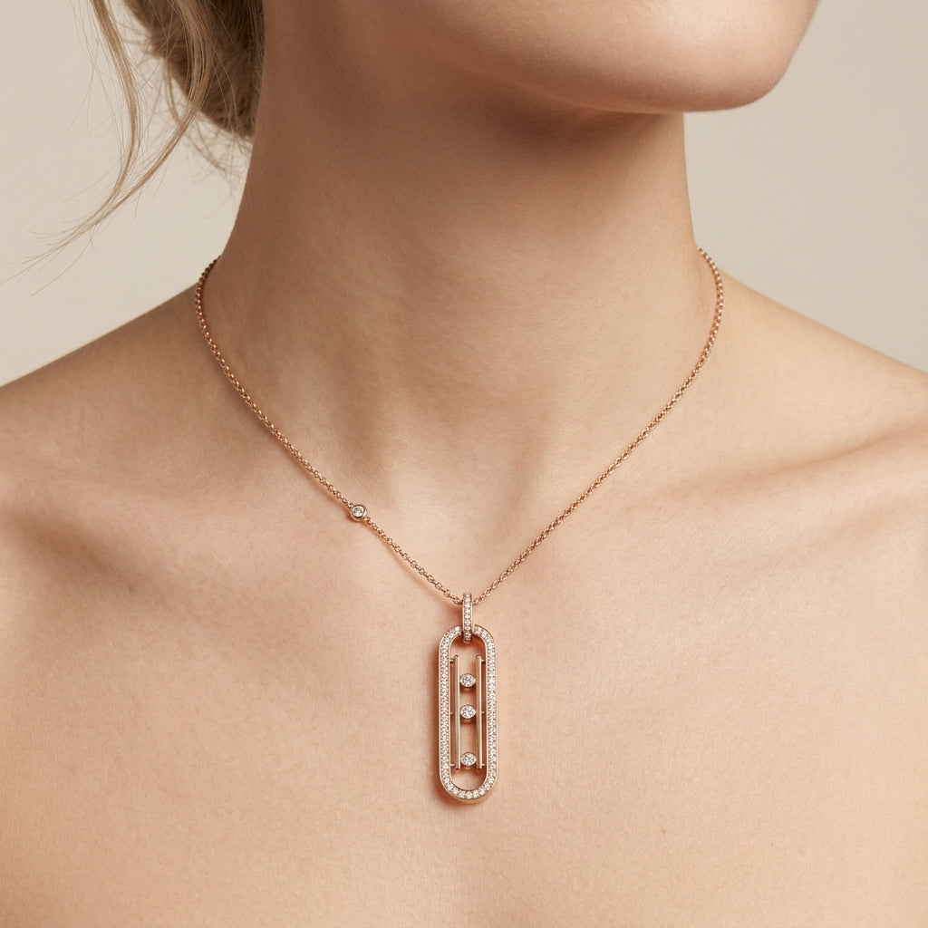 Sautoir en or rose 18k pendentif ovale allongé pavé, pierres mobiles - bijou porté par une mannequin