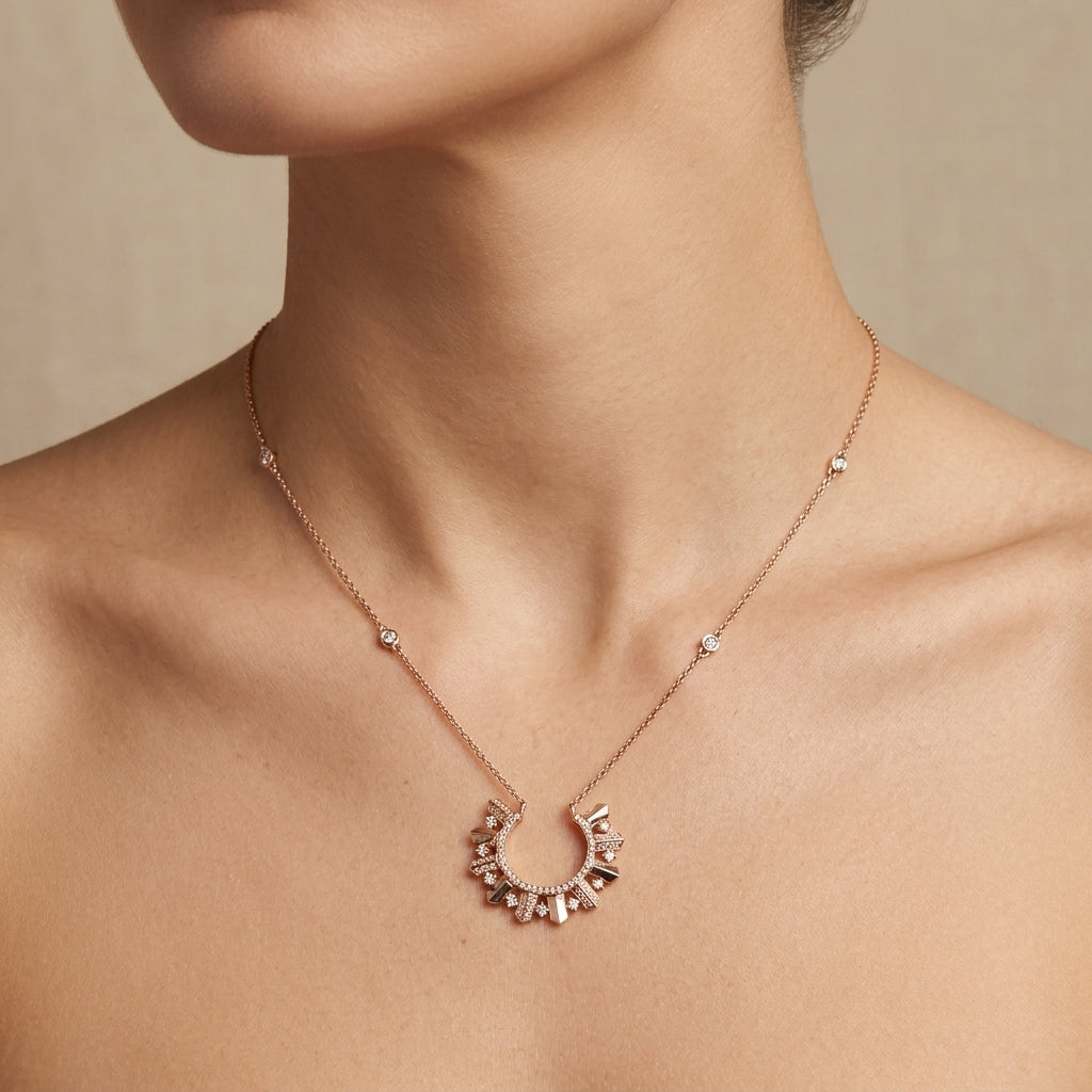 Collier en or rose 18k pendentif demi-cercle serti de pierres baguettes - bijou porté par une mannequin
