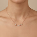 Collier en or rose 18k barrette de pierres rondes serties - bijou porté par une mannequin