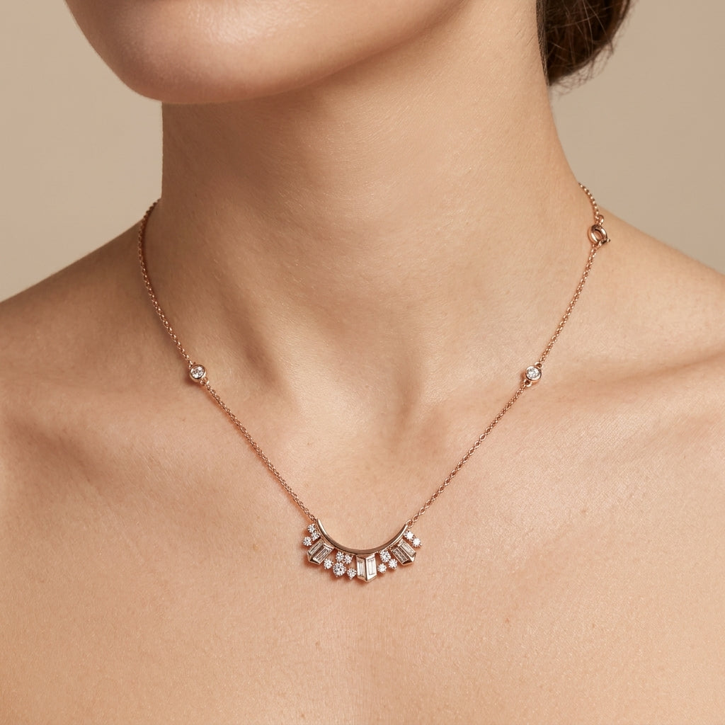 Collier en or rose 18k barrette de pierres baguettes serties - bijou porté par une mannequin