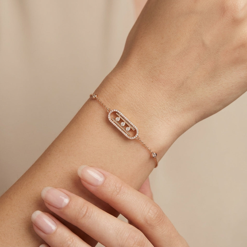 Bracelet chaîne en or rose 18k plaque ovale sertie, pierres mobiles - bijou porté par une mannequin