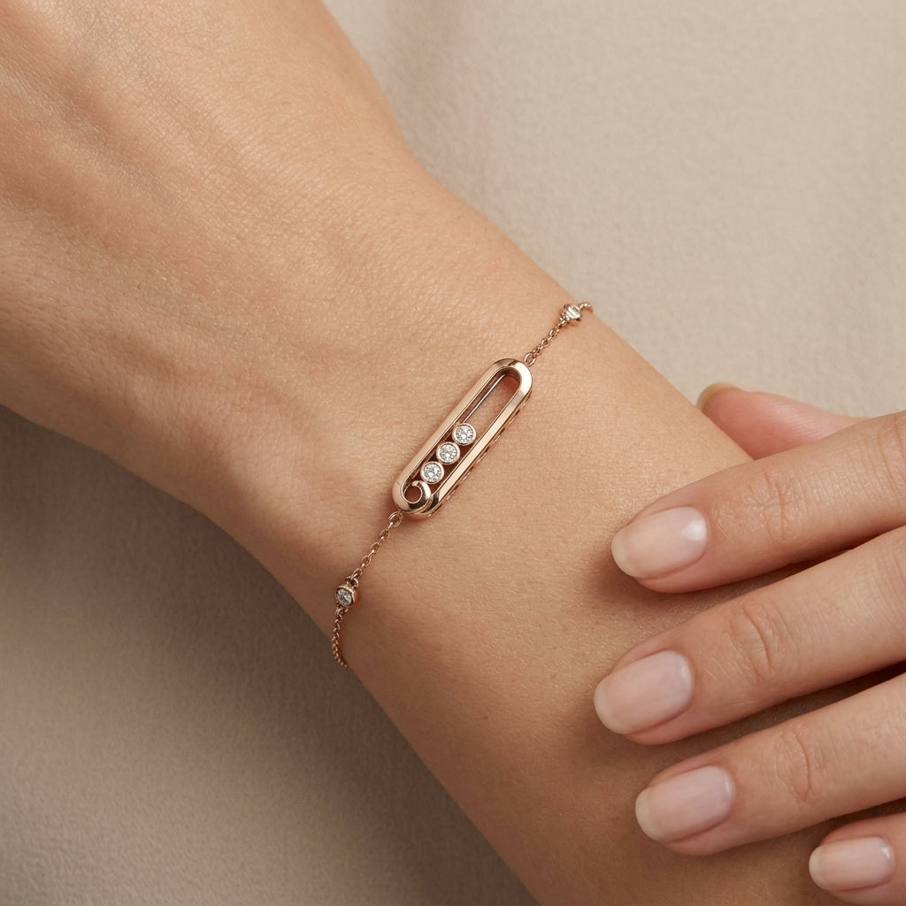 Bracelet chaîne en or rose 18k plaque ovale sertie, pierres mobiles - bijou porté par une mannequin