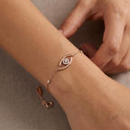 Bracelet Chaîne Or Rose - Œil Serti de Pierres — présenté sur mannequin