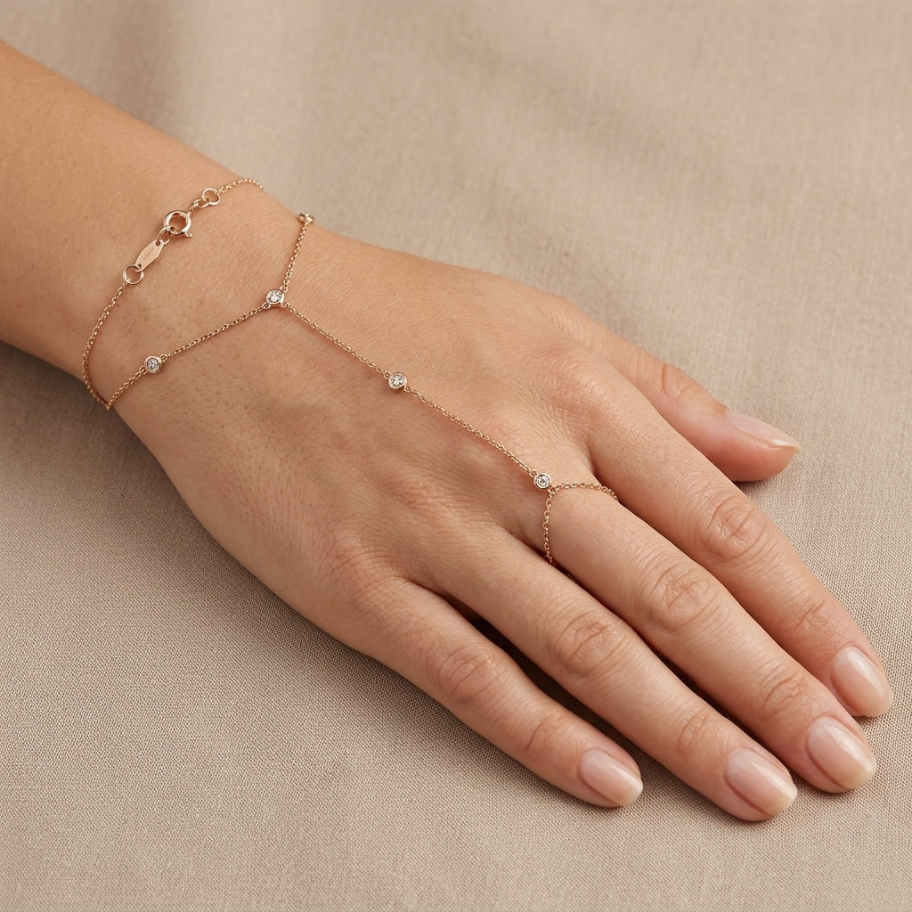 Bracelet-bague en or rose 18k chaîne d'annulaire, pierres en station - bijou porté par une mannequin