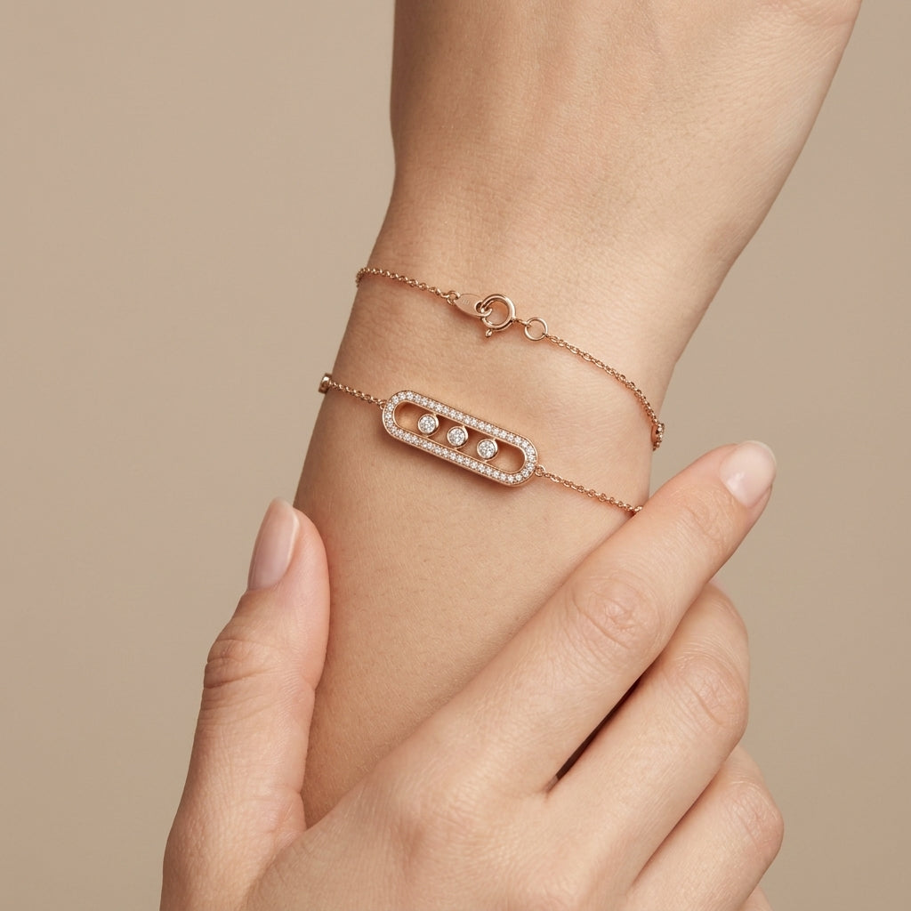 Bracelet chaîne en or rose 18k plaque ovale sertie, pierres mobiles - bijou porté par une mannequin