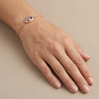 Bracelet chaîne en or rose 18k demi-cercle serti de pierres - bijou porté par une mannequin