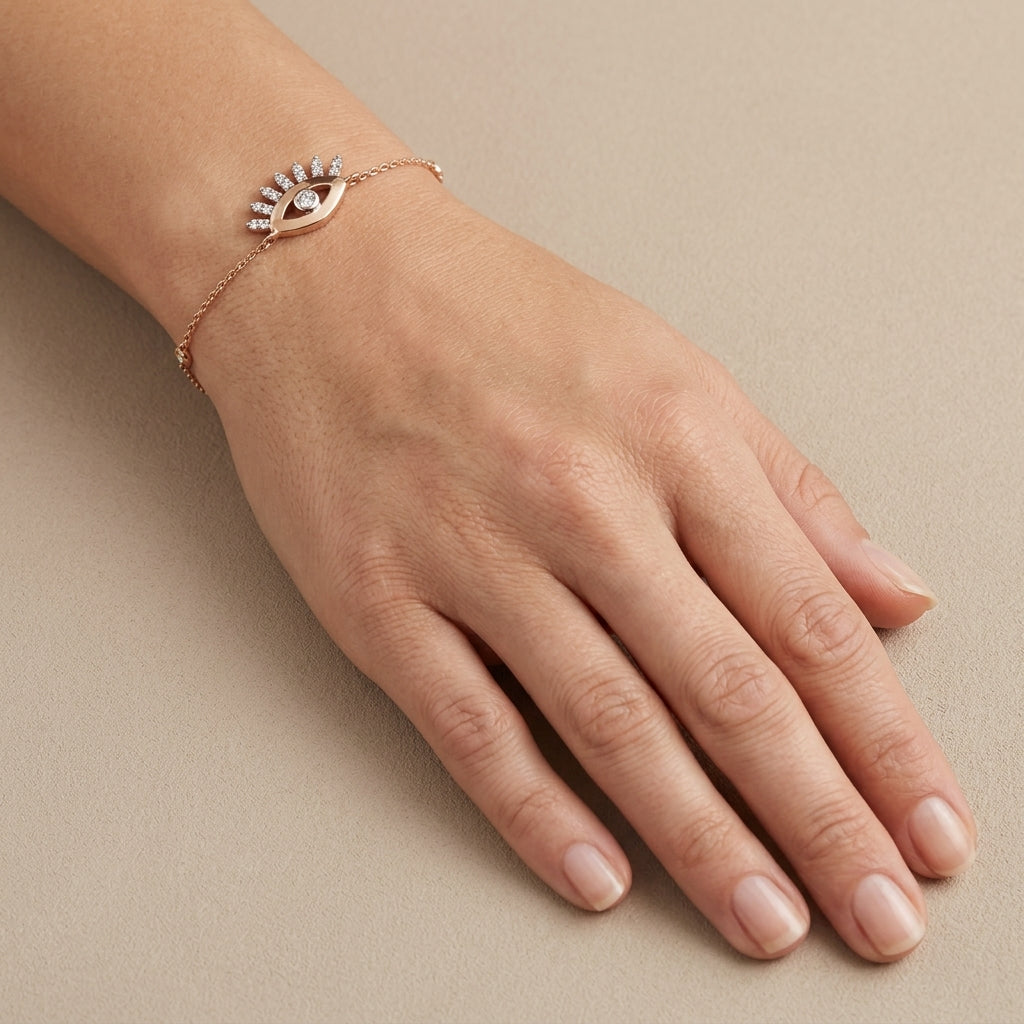 Bracelet chaîne en or rose 18k demi-cercle serti de pierres - bijou porté par une mannequin
